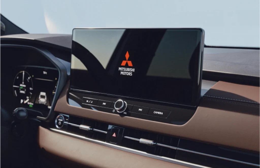 מיצובישי אאוטלנדר מע׳ ניווט ושמע עם מסך ״12.3 *